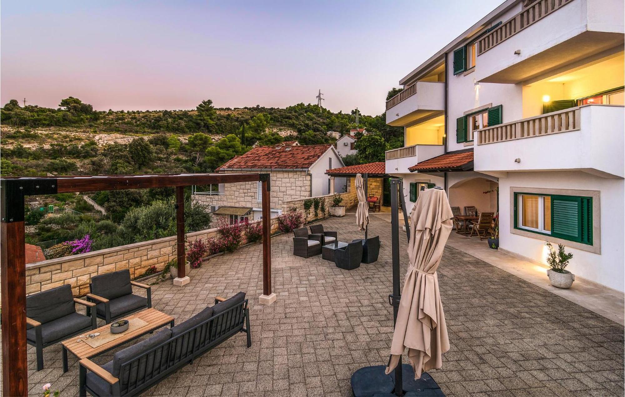 Nice Home In Postira With Outdoor Swimming Pool Luaran gambar