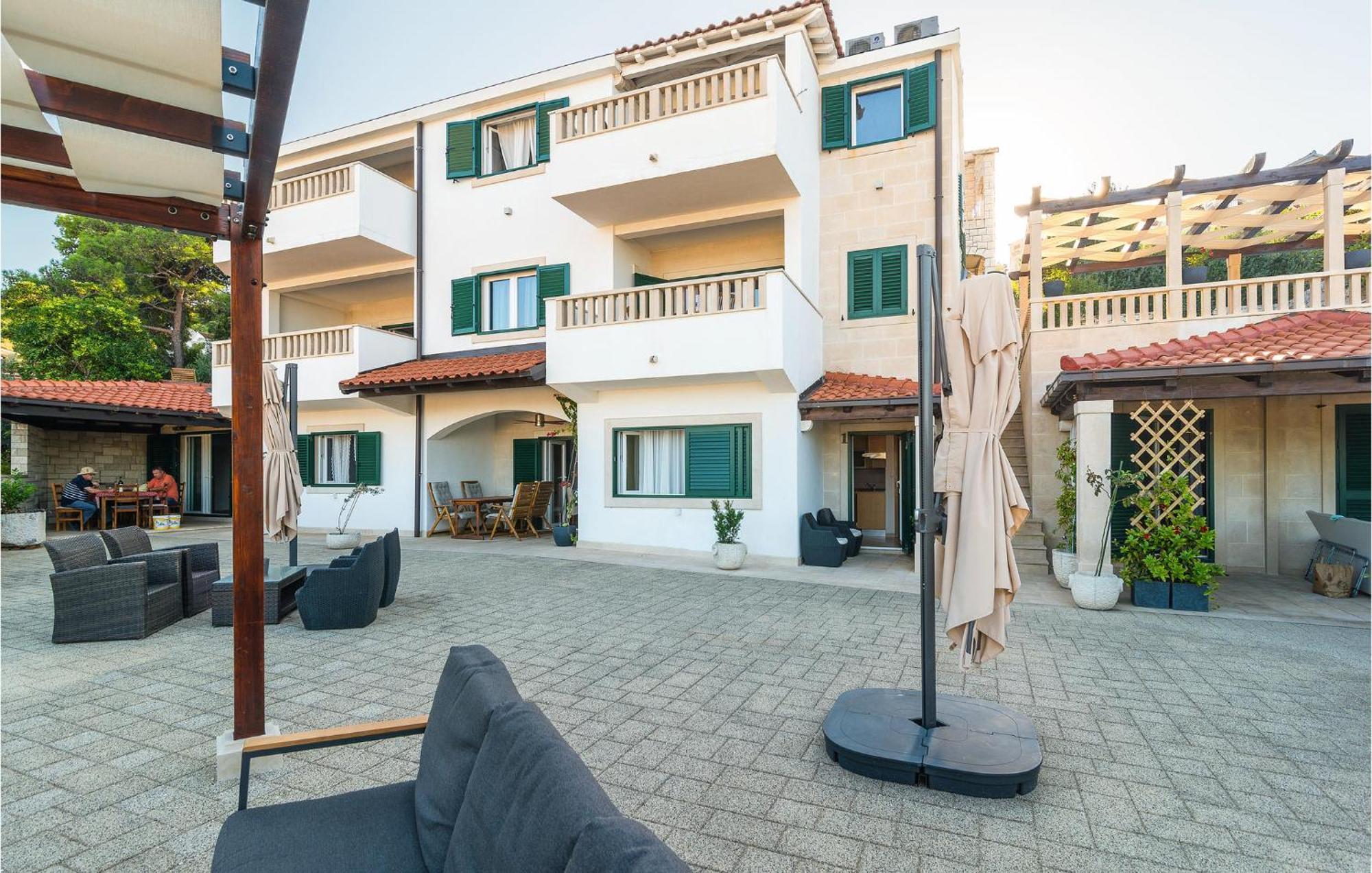 Nice Home In Postira With Outdoor Swimming Pool Luaran gambar